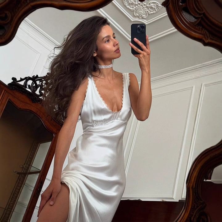 Damer elegant satinklänning med djup V-ringning och spetsdetaljer Eva Jonsson-Eva Jonsson