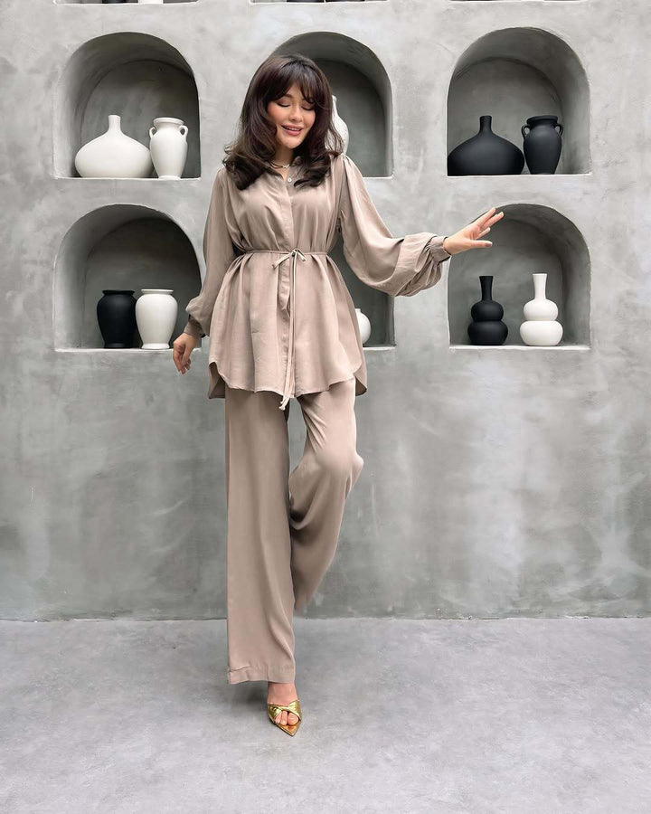 Damer elegant set med lång blus och vida byxor Mirla-Eva Jonsson