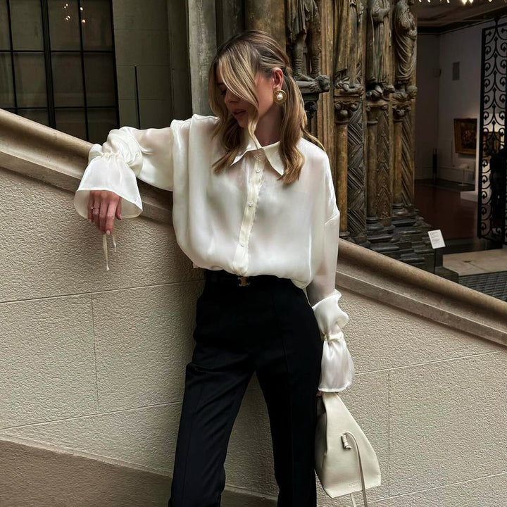 Damer elegant sidenblus med vid skärning och volangdetaljer Mirla-Eva Jonsson