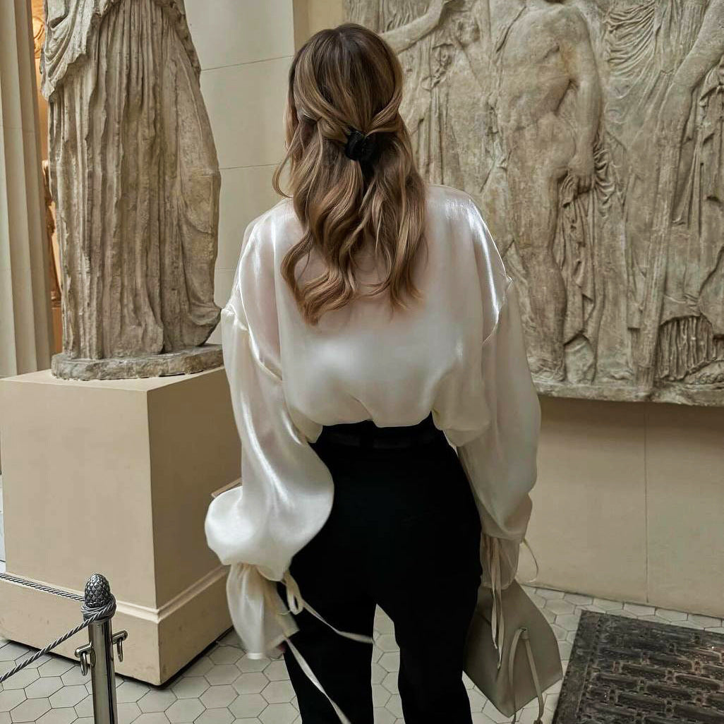 Damer elegant sidenblus med vid skärning och volangdetaljer Mirla-Eva Jonsson
