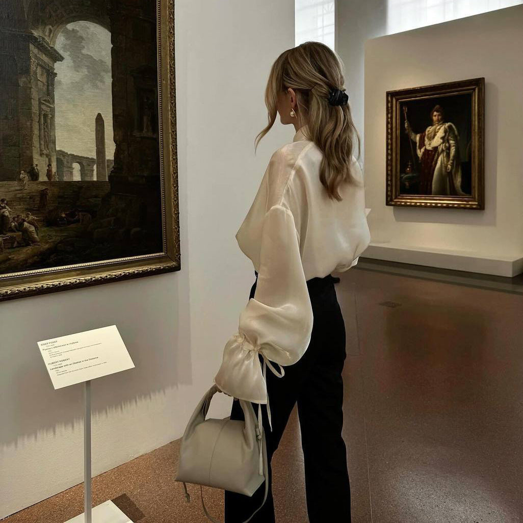 Damer elegant sidenblus med vid skärning och volangdetaljer Mirla-Eva Jonsson