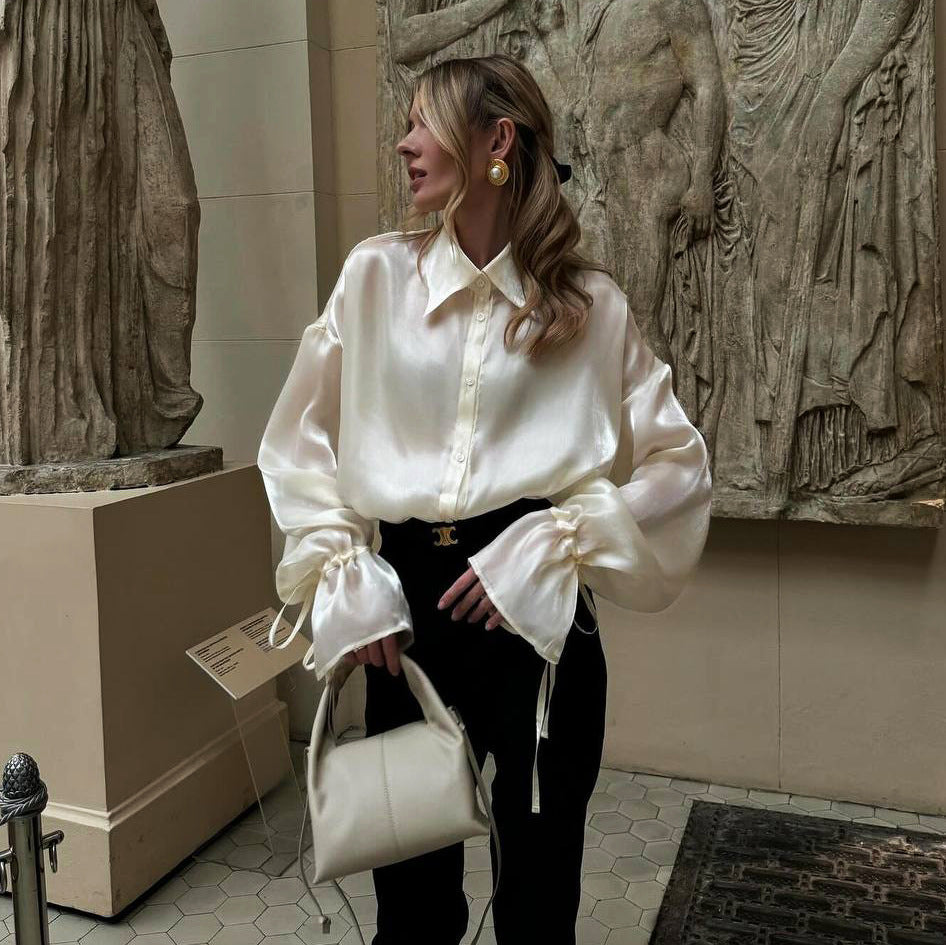 Damer elegant sidenblus med vid skärning och volangdetaljer Mirla-Eva Jonsson