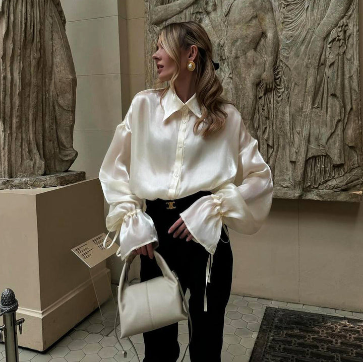 Damer elegant sidenblus med vid skärning och volangdetaljer Mirla-Eva Jonsson