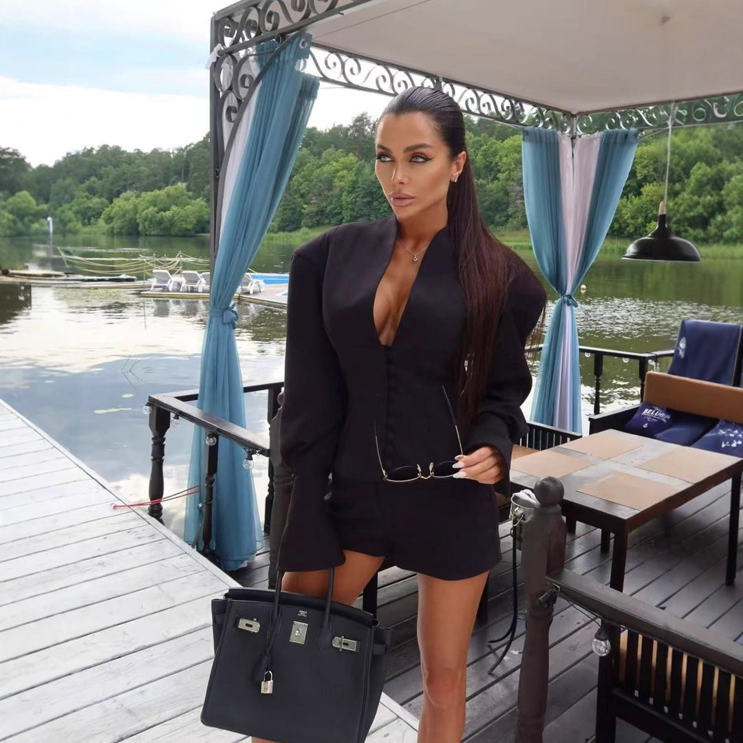 Damer elegant skuren blus med snygg ståkrage och raffinerade knappdetaljer Mirla-Eva Jonsson