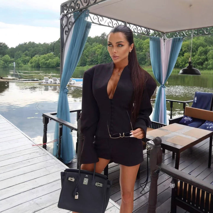 Damer elegant skuren blus med snygg ståkrage och raffinerade knappdetaljer Mirla-Eva Jonsson