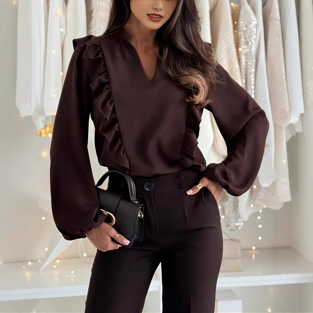 Damer elegant skuren blus med volangdetaljer och V-ringning Mirla-Eva Jonsson