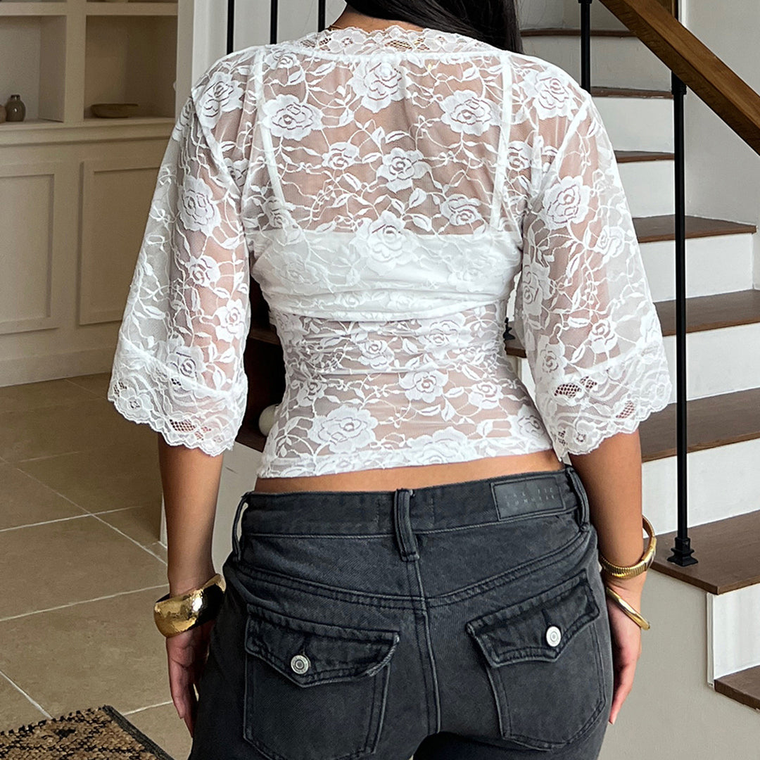 Damer elegant spetstop med voluminösa volangdetaljer Mirla-Eva Jonsson