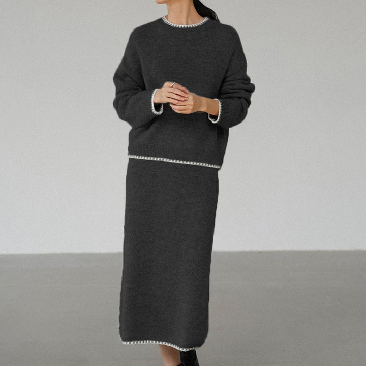 Damer elegant stickad ensemble med rundhals och fina ribbdetaljer Mirla-Eva Jonsson