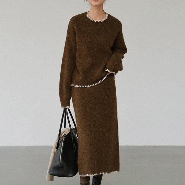 Damer elegant stickad ensemble med rundhals och fina ribbdetaljer Mirla-Eva Jonsson