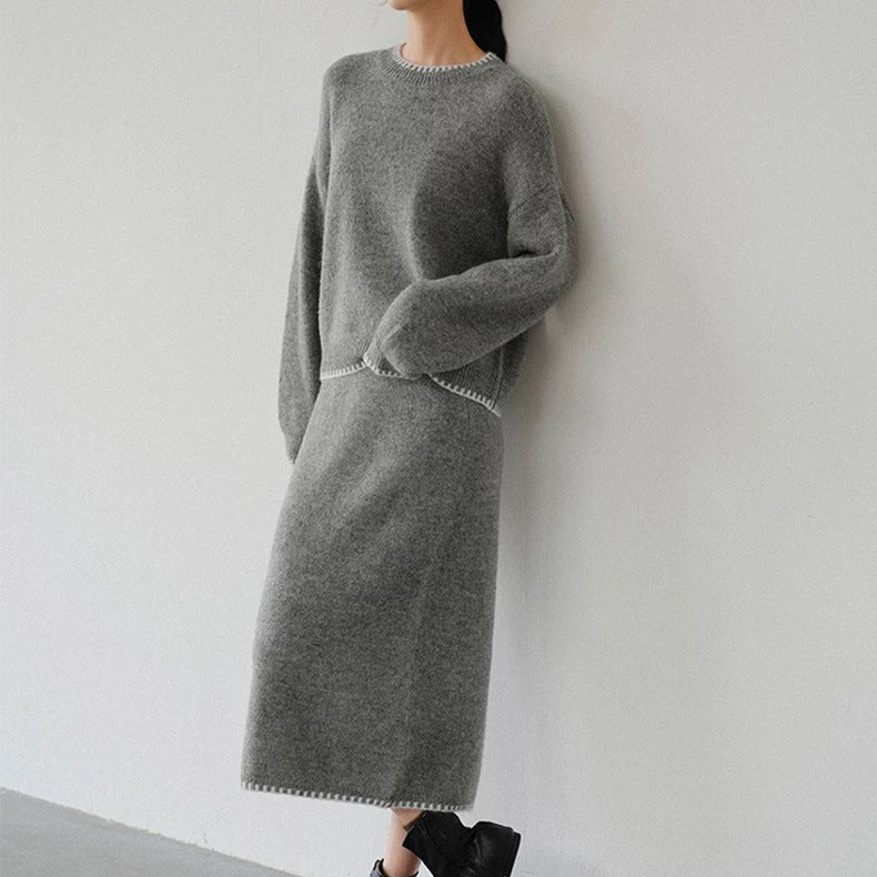 Damer elegant stickad ensemble med rundhals och fina ribbdetaljer Mirla-Eva Jonsson