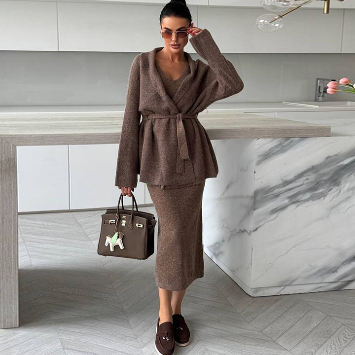 Damer elegant stickad ensemble med wrapjacka och blyertskjol Mirla-Eva Jonsson