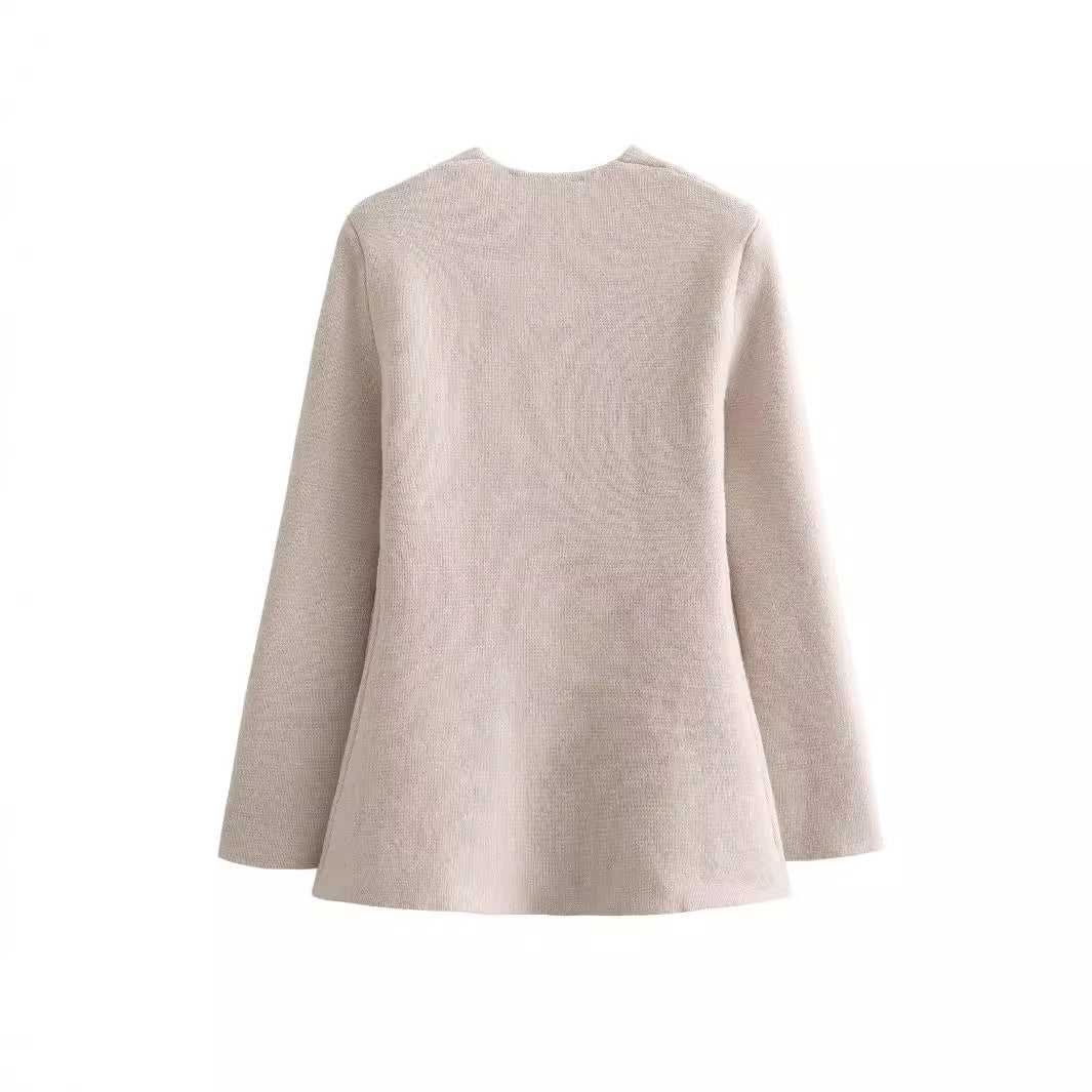 Damer elegant stickad jacka med asymmetrisk skärning och knappdetalj Eva Jonsson-Eva Jonsson