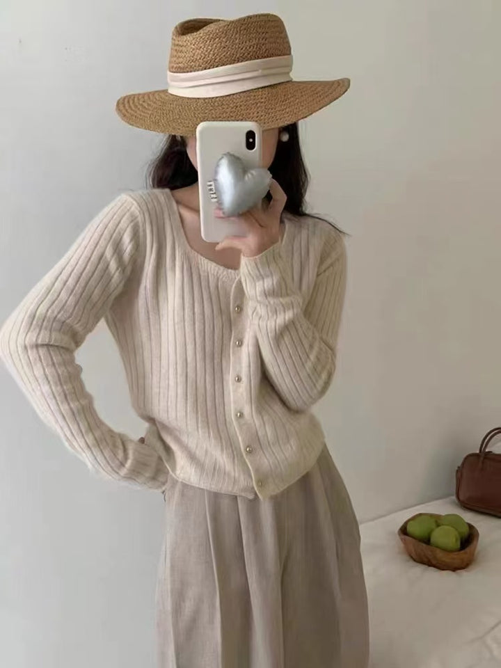Damer elegant stickad jacka med fin ribbad struktur och pärnknappar Mirla-Eva Jonsson