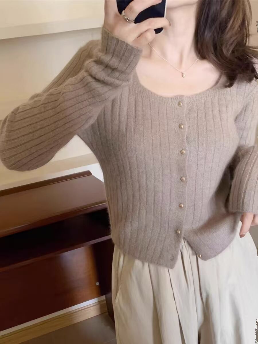 Damer elegant stickad jacka med fin ribbad struktur och pärnknappar Mirla-Eva Jonsson