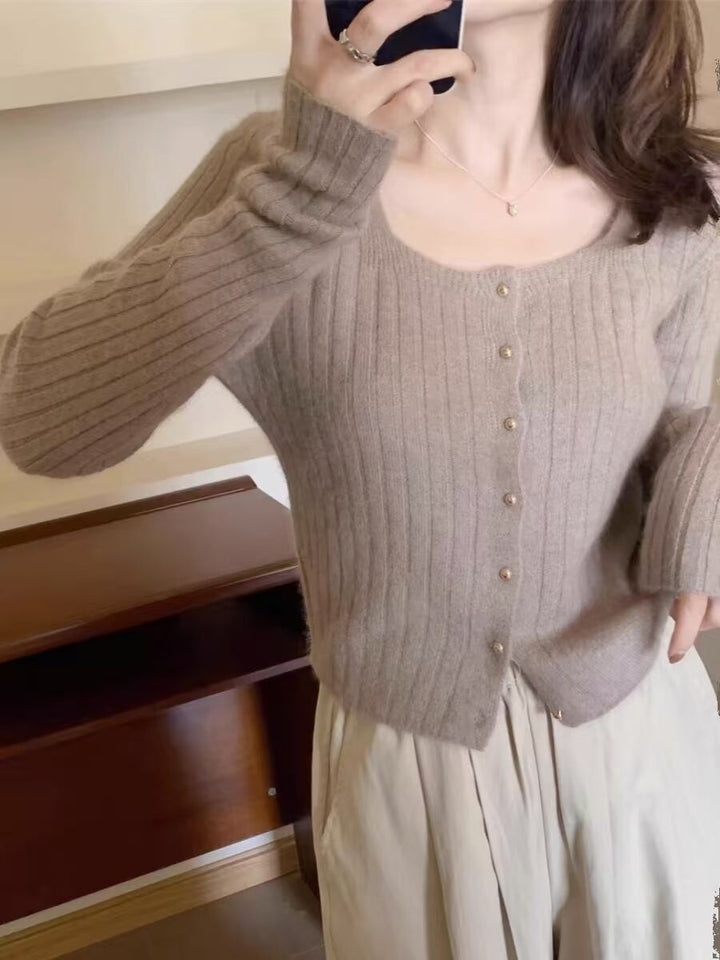 Damer elegant stickad jacka med fin ribbad struktur och pärnknappar Mirla-Eva Jonsson