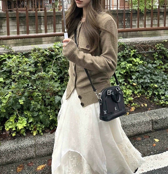 Damer elegant stickad jacka med knappdetaljer och fin textur Mirla-Eva Jonsson