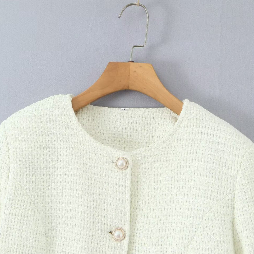 Damer elegant stickad jacka med strukturerad design och pärlknappar Mirla-Eva Jonsson