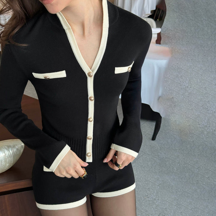 Damer elegant stickad jumpsuit med kontrasterande knappar och fickor Mirla-Eva Jonsson
