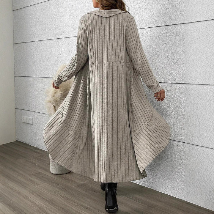 Damer elegant stickad kappa med midjeskärning Mirla-Eva Jonsson