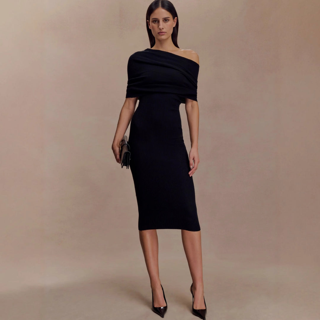 Damer elegant stickad klänning med off-shoulder design Mirla-Eva Jonsson