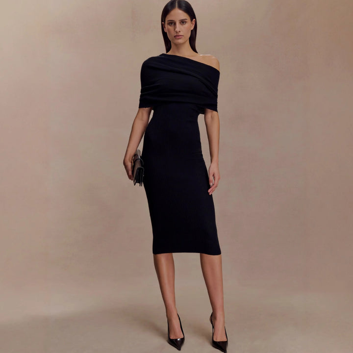 Damer elegant stickad klänning med off-shoulder design Mirla-Eva Jonsson