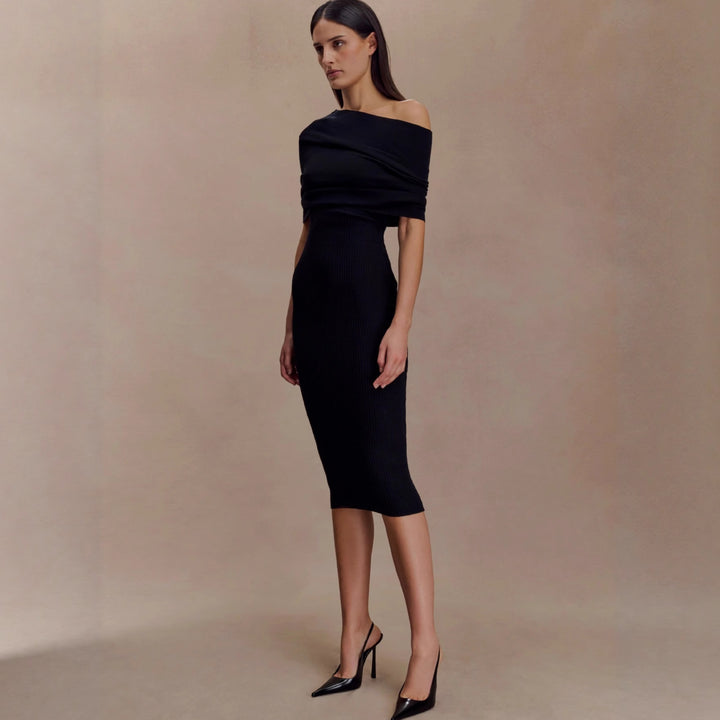 Damer elegant stickad klänning med off-shoulder design Mirla-Eva Jonsson