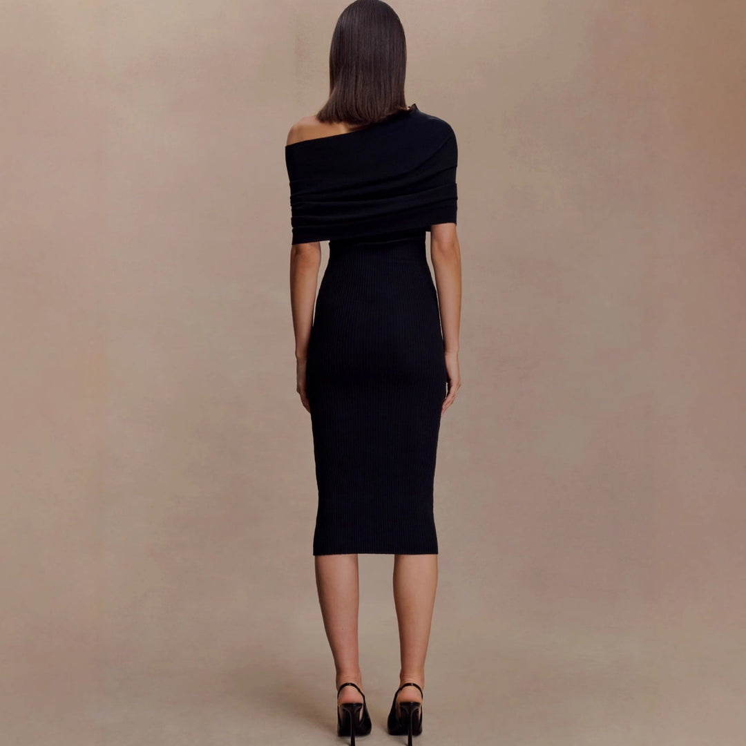 Damer elegant stickad klänning med off-shoulder design Mirla-Eva Jonsson