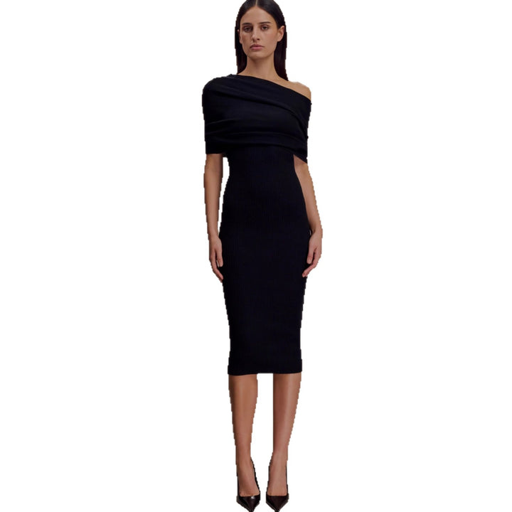 Damer elegant stickad klänning med off-shoulder design Mirla-Eva Jonsson