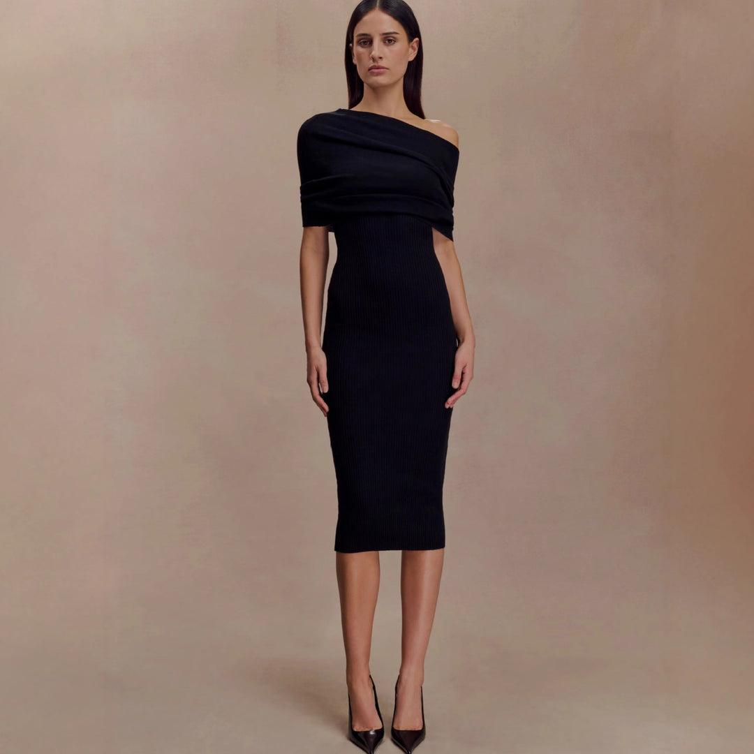 Damer elegant stickad klänning med off-shoulder design Mirla-Eva Jonsson