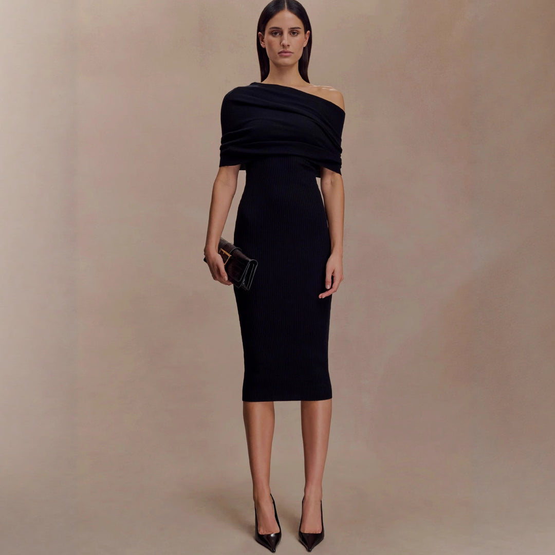Damer elegant stickad klänning med off-shoulder design Mirla-Eva Jonsson