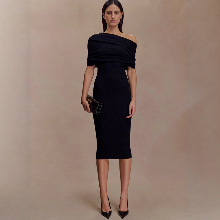 Damer elegant stickad klänning med off-shoulder design Mirla-Eva Jonsson