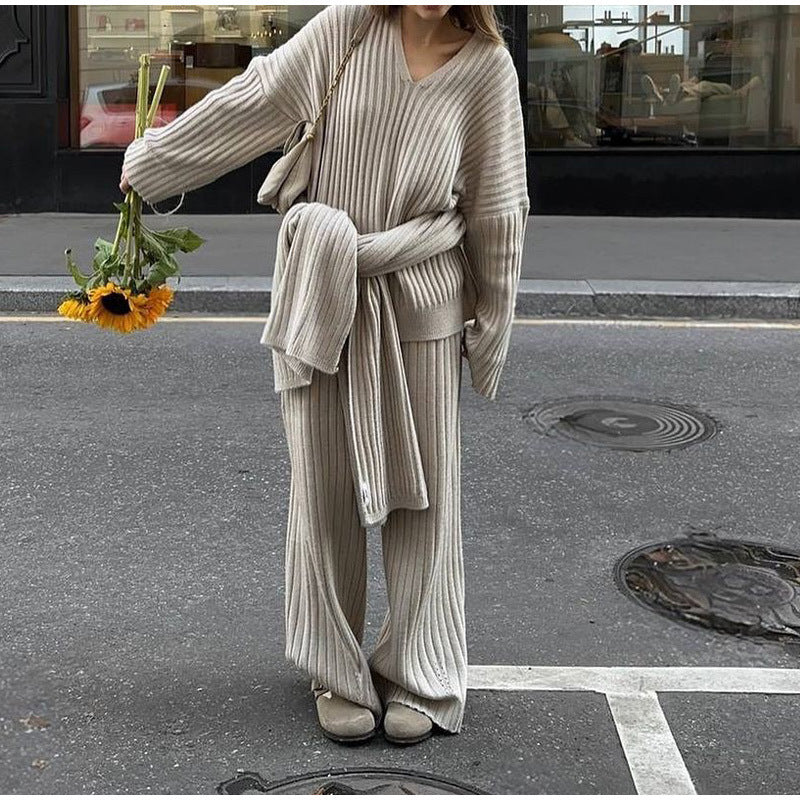 Damer elegant stickad kostym set med mjuk, ribbad design Mirla-Eva Jonsson