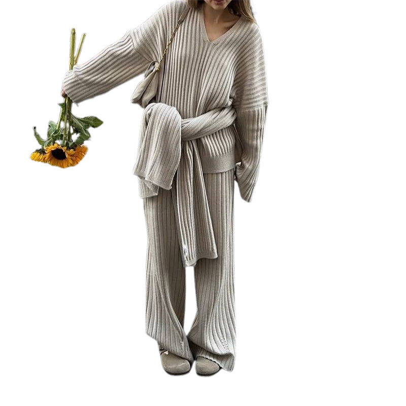 Damer elegant stickad kostym set med mjuk, ribbad design Mirla-Eva Jonsson
