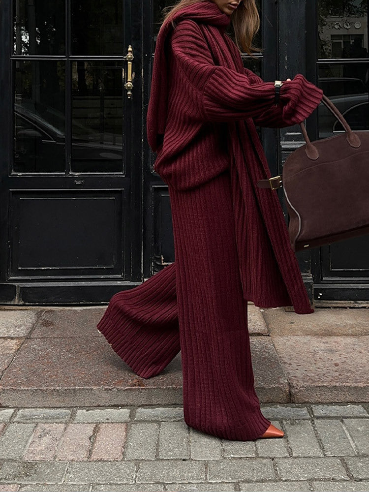 Damer elegant stickad kostym set med mjuk, ribbad design Mirla-Eva Jonsson