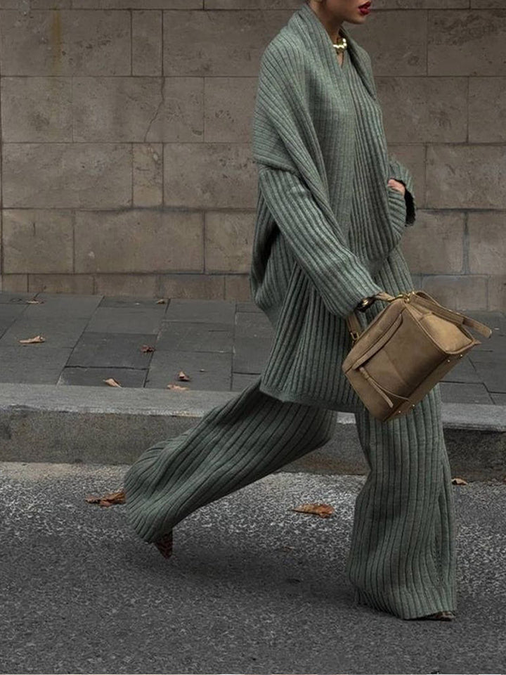 Damer elegant stickad kostym set med mjuk, ribbad design Mirla-Eva Jonsson