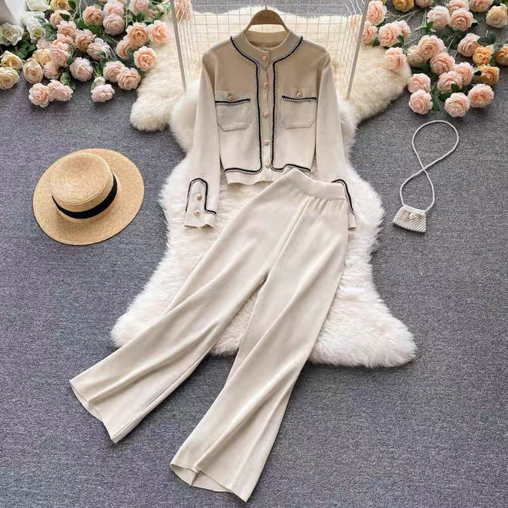 Damer elegant stickad loungewear-set med fina knappdetaljer och vid ben Mirla-Eva Jonsson