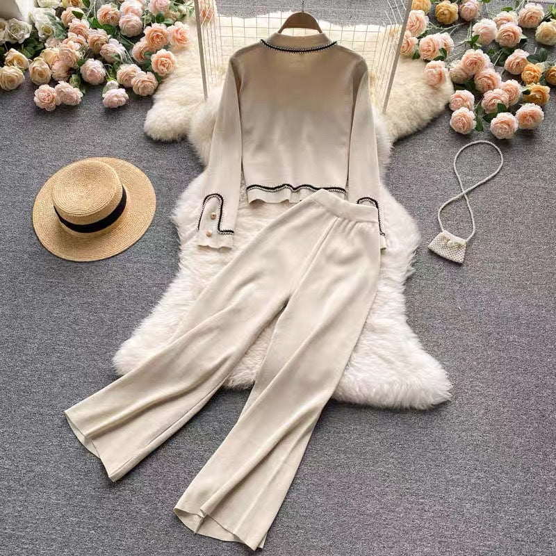 Damer elegant stickad loungewear-set med fina knappdetaljer och vid ben Mirla-Eva Jonsson