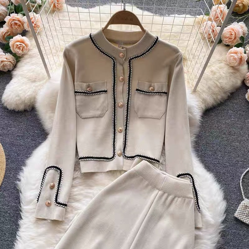 Damer elegant stickad loungewear-set med fina knappdetaljer och vid ben Mirla-Eva Jonsson
