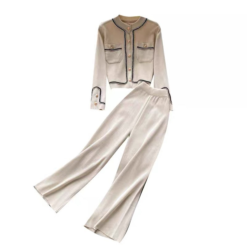 Damer elegant stickad loungewear-set med fina knappdetaljer och vid ben Mirla-Eva Jonsson