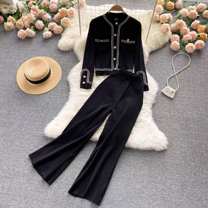 Damer elegant stickad loungewear-set med fina knappdetaljer och vid ben Mirla-Eva Jonsson