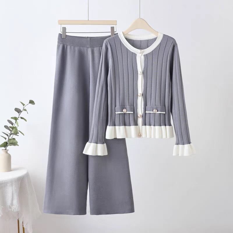 Damer elegant stickad loungewear-set med påsydda fickor och volanger Mirla-Eva Jonsson