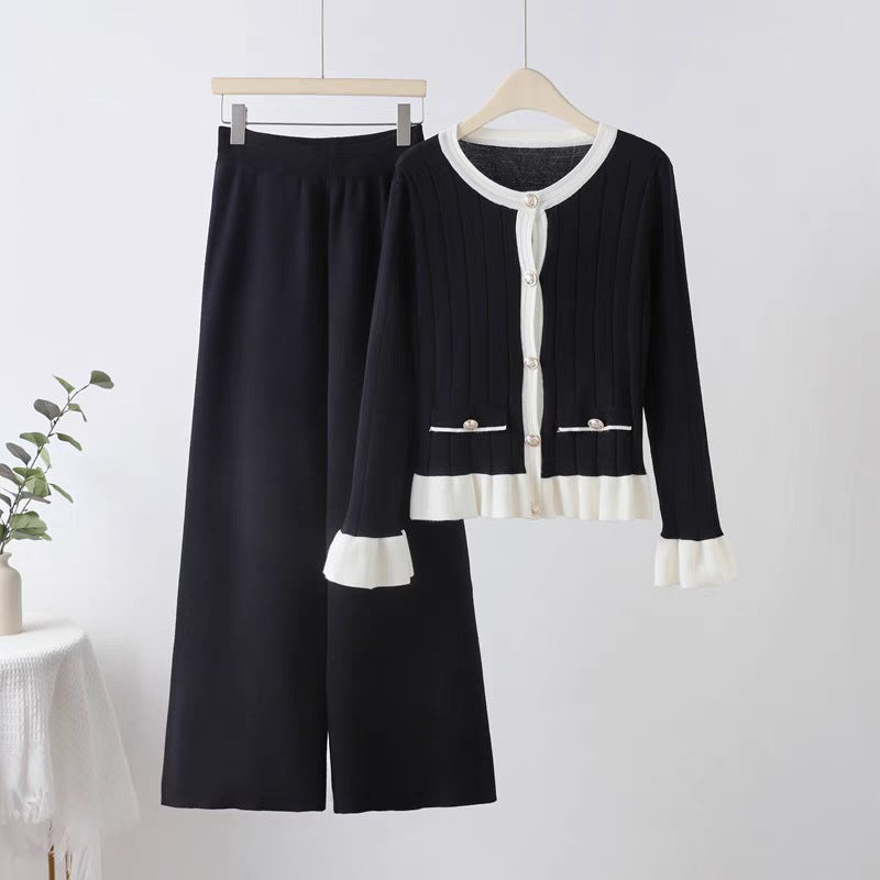 Damer elegant stickad loungewear-set med påsydda fickor och volanger Mirla-Eva Jonsson