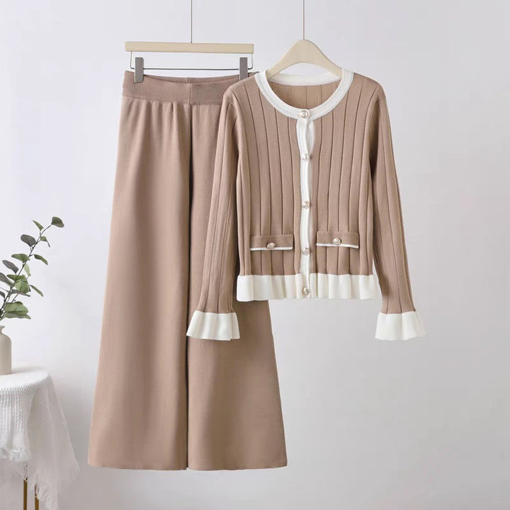 Damer elegant stickad loungewear-set med påsydda fickor och volanger Mirla-Eva Jonsson