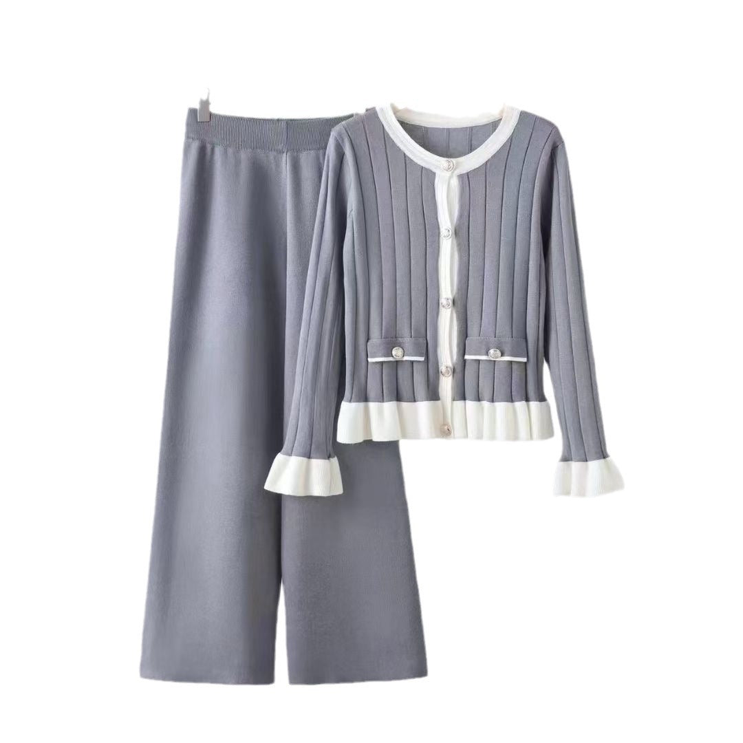 Damer elegant stickad loungewear-set med påsydda fickor och volanger Mirla-Eva Jonsson