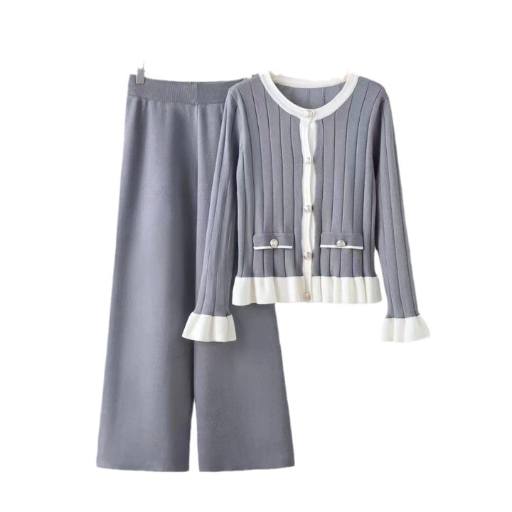 Damer elegant stickad loungewear-set med påsydda fickor och volanger Mirla-Eva Jonsson