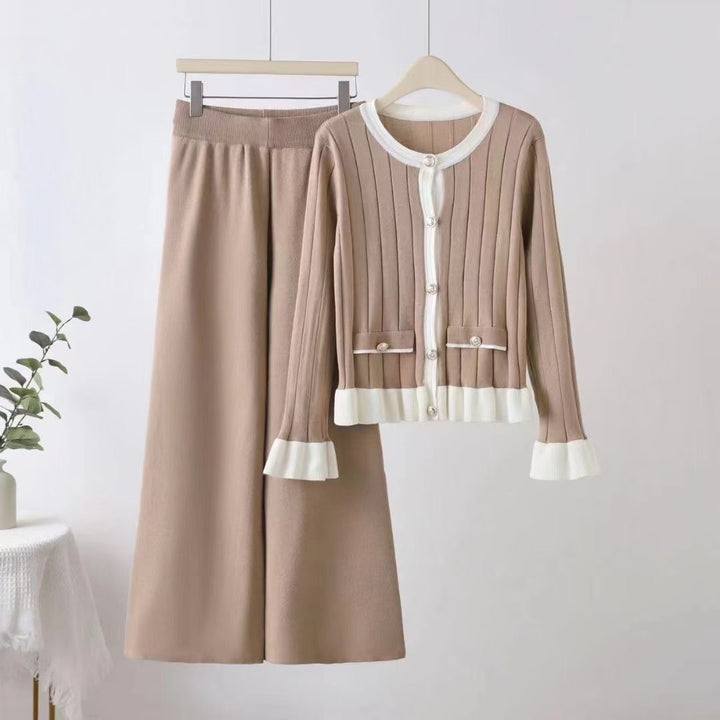 Damer elegant stickad loungewear-set med påsydda fickor och volanger Mirla-Eva Jonsson