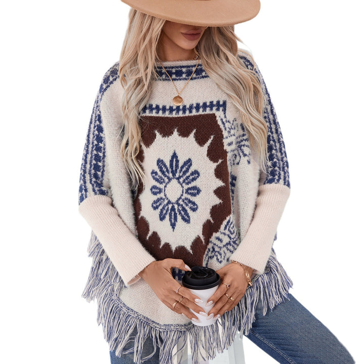 Damer elegant stickad poncho med konstfullt mönster och fransig avslutning Mirla-Eva Jonsson