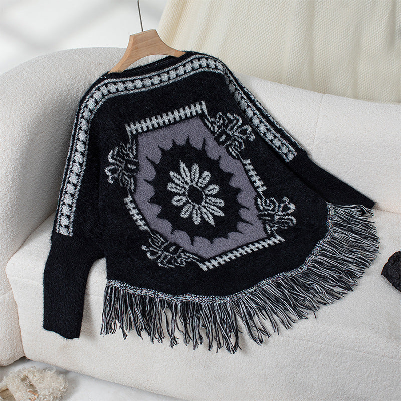 Damer elegant stickad poncho med konstfullt mönster och fransig avslutning Mirla-Eva Jonsson