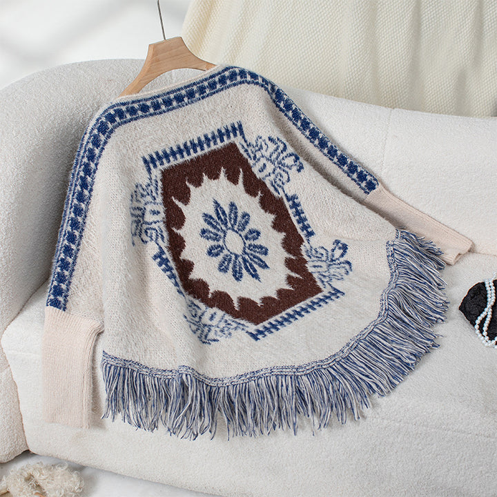 Damer elegant stickad poncho med konstfullt mönster och fransig avslutning Mirla-Eva Jonsson