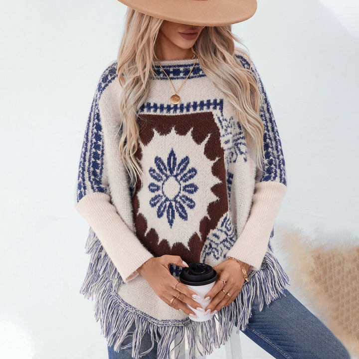 Damer elegant stickad poncho med konstfullt mönster och fransig avslutning Mirla-Eva Jonsson